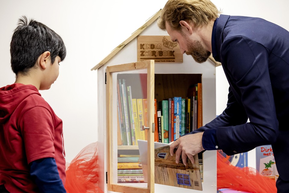 Minister Dennis Wiersma (Primair Onderwijs) tijdens een leesbevorderingsevenement, het KinderzwerfboekStation.