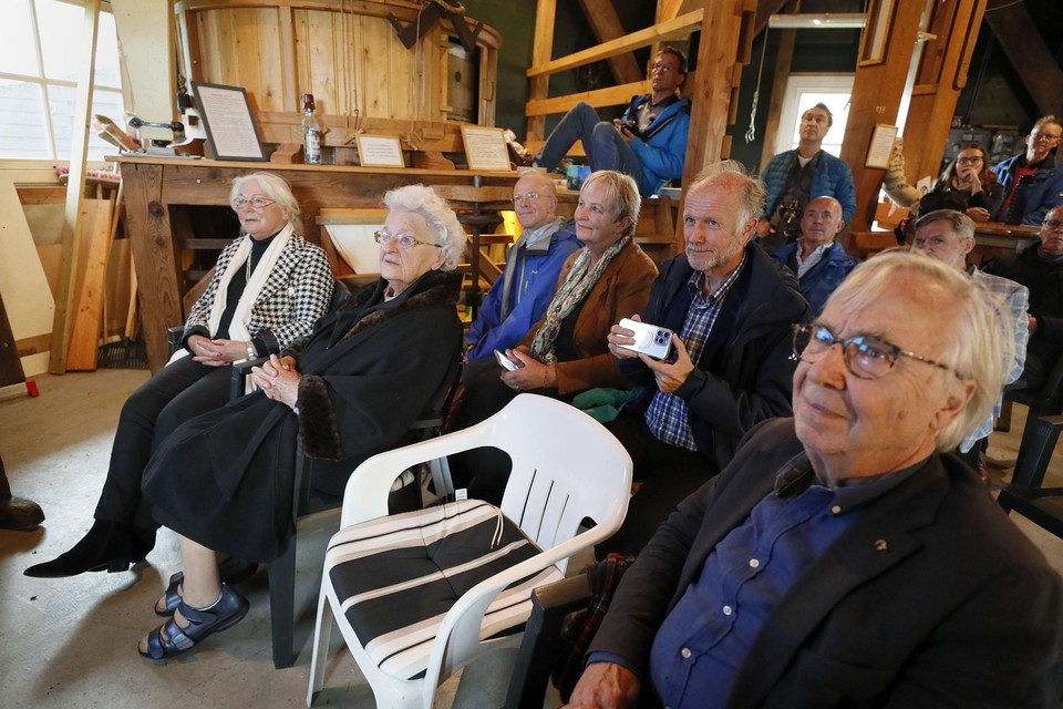 De 93-jarige mevrouw Lenie Timmerman kwam met haar familie naar ’t Zand om getuige te zijn van de overdracht van de baard van de molen.