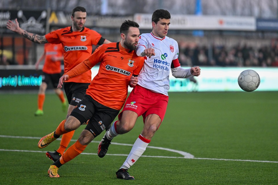 Katwijk-verdediger Levi Bouwense probeert Noordwijker Emiel Wendt van de bal af te lopen.