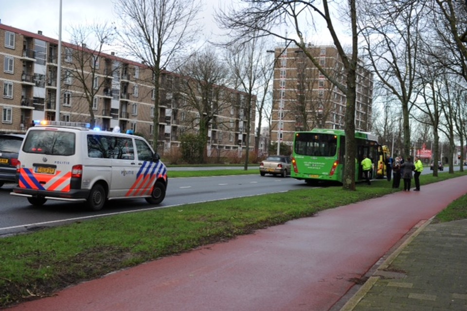Vrouw gewond in lijnbus Leiden. Foto: Toon van der Poel