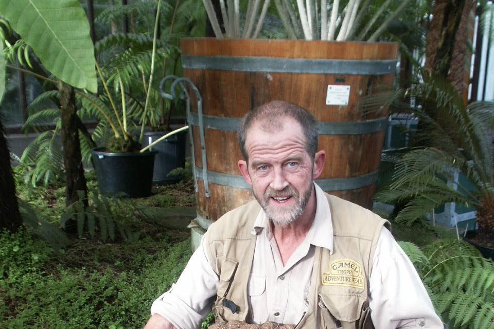 Art Vogel met de knol van een reuzenaronskelk, oftewel de ’penisplant’.