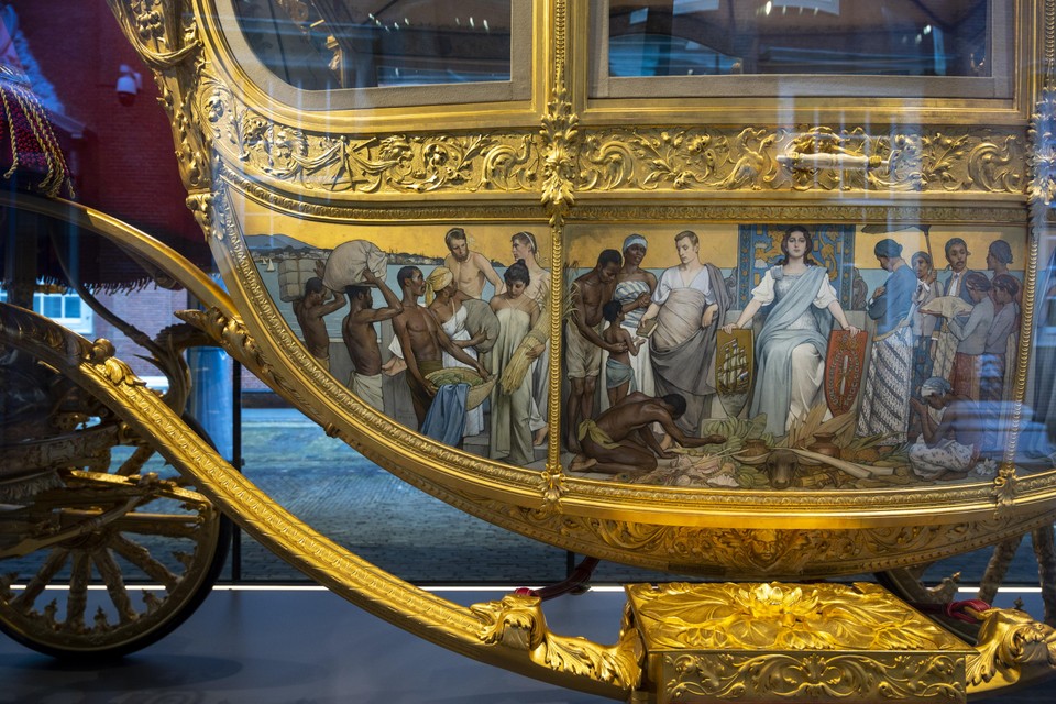 Op de Gouden Koets staat op een zijpaneel een afbeelding met buigende slaven. In de negentiende eeuw een geaccepteerd beeld, nu een verfoeide afbeelding. De koets wordt niet meer gebruikt.