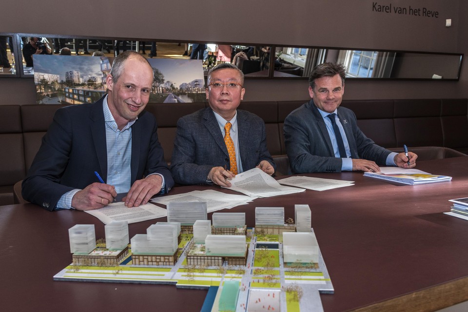 Voorzitter Martijn Ridderbod van het College van Bestuur (l), Zhang Hao en Paul Dirkse ondertekenen het akkoord voor de