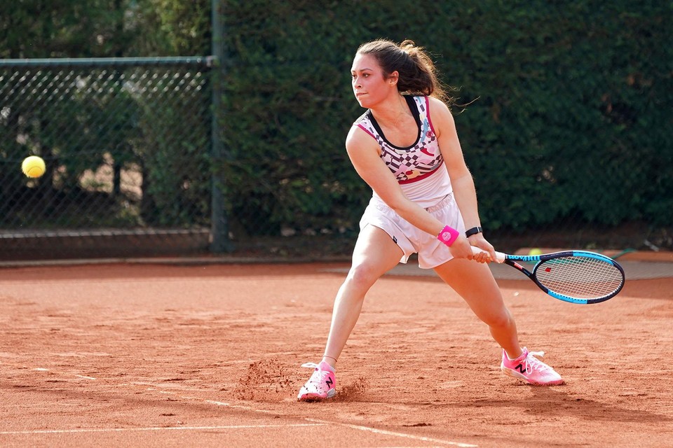 Jaimy-Gayle van de Wal afgelopen zondag in actie namens Dekker Tennis in de eerste hoofdklassewedstrijd van het seizoen.