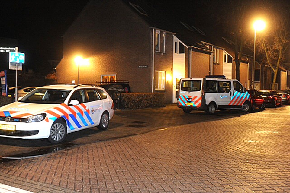 Twee gewonden in woning aan Koningsmantel in Alphen aan den Rijn. Foto Toon van der Poel