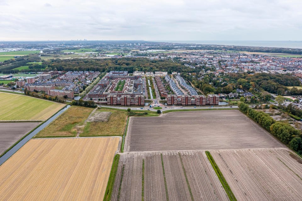 Op de voorgrond de toekomstige woningbouwlocatie Bronsgeest in Noordwijk.