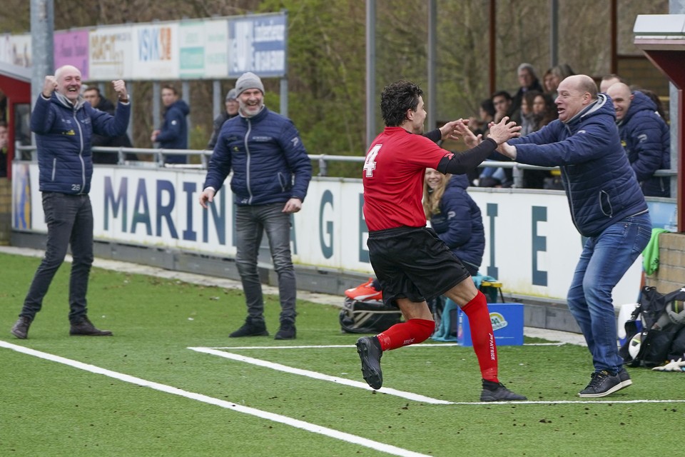 FC Boshuizen-verdediger Sjoerd Winkelman viert zijn gelijkmaker met trainer Marcel IJzendoorn.