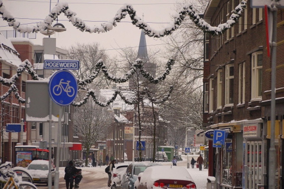 Ploeteren door de sneeuw in Leiden. Foto Theo Westra