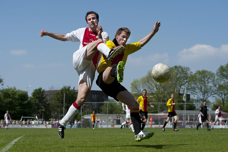 Voetbalballet met Ton Arroyo (Foreholte) en Roel van der Geest (DOSR). Foto Erik van Kordelaar