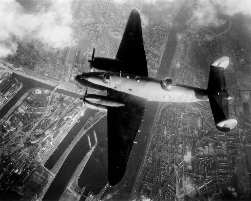 Een Lancasterbommenwerper boven het Noordzeekanaal.