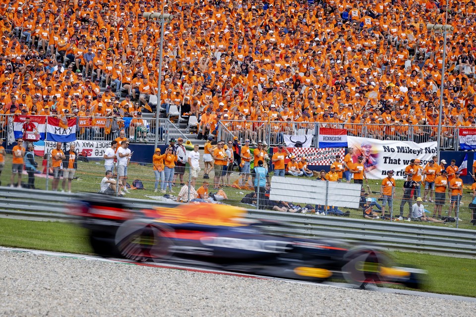 Max Verstappen raast langs de oranje tribune in Oostenrijk. Hij kon voor eigen publiek niet zegevieren zoals hij de afgelopen twee jaar deed.