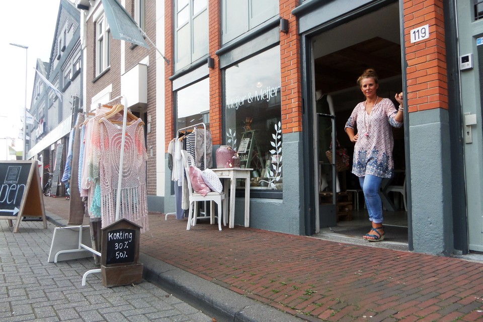 Astrid Meijer bljft optimistisch. ,,Ik mocht meer kledingrekken neerzetten.'' foto Jeroen Langelaar