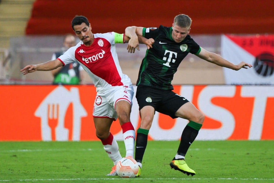 Mats Knoester (rechts) vecht een duel uit met Monaco-aanvaller Wissam Ben Yedder in de Europa League. Ferencváros won de uitwedstrijd met 0-1.
