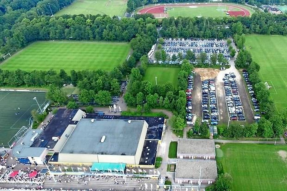 Het complex van voetbalvereniging FC Lisse met bovenaan de atletiekbaan van De Spartaan.