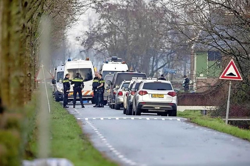 Politie op onderzoek aan de Hofdijklaan in Oud Ade.