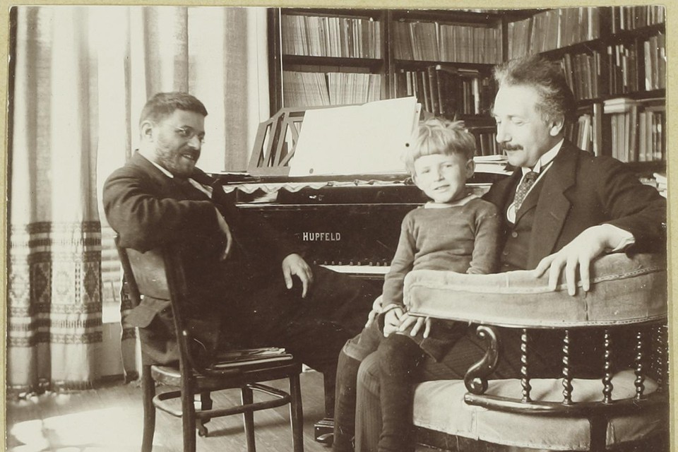 Einstein in Leiden op bezoek bij zijn vriend Paul Ehrenfest, met diens zoon Paul bij Einstein op schoot.