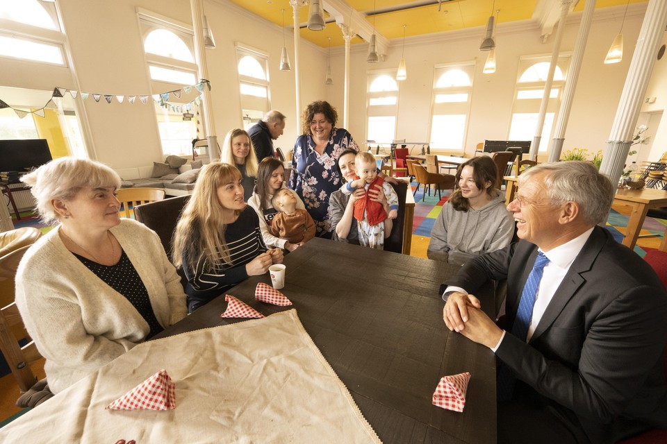 De Katwijkse burgemeester eerder dit jaar tijdens een bezoek aan de Oekraïense vluchtelingen in het Heerenhuys.