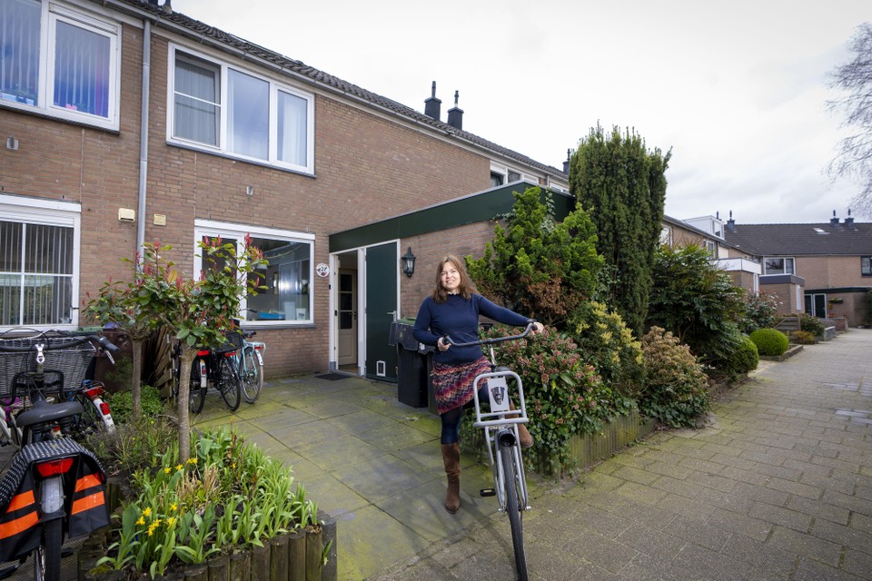 Anique Volmer voor haar nieuwe woning in Zoeterwoude: ,,Mensen groeten je hier nog op straat.’’