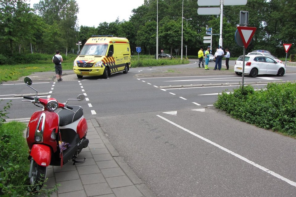 Gewonde bij aanrijding scooter en auto in Lisse. Foto VOLMedia