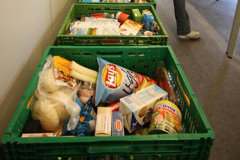 Pakketten worden klaargezet bij de voedselbank in Alphen.