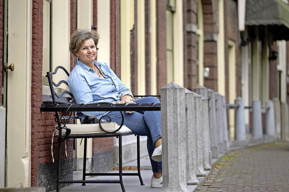 Fotografe Frederike Fennema voor haar huis aan de Oude Rijn.