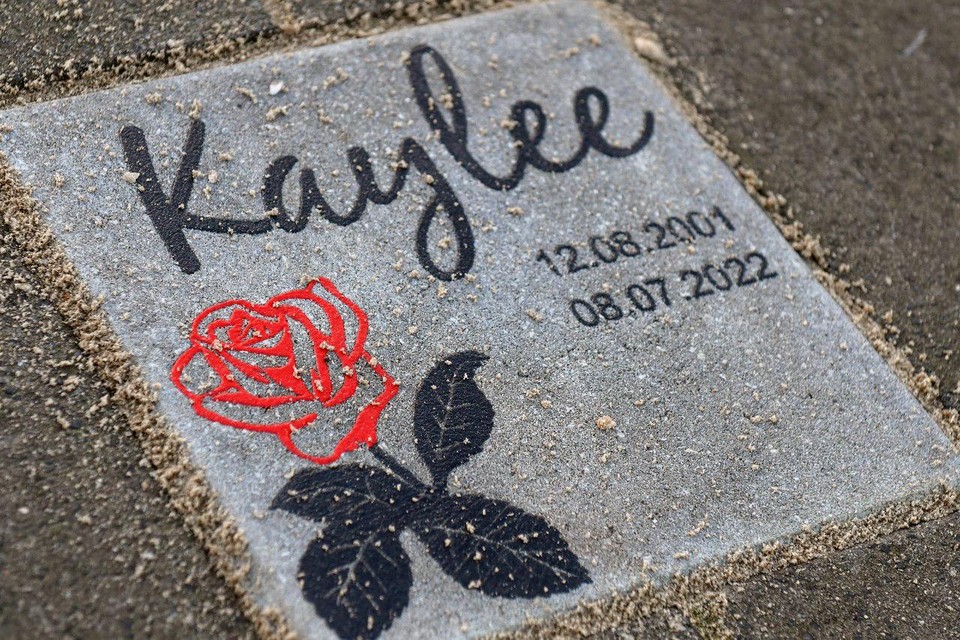 De gedenksteen voor Kaylee.