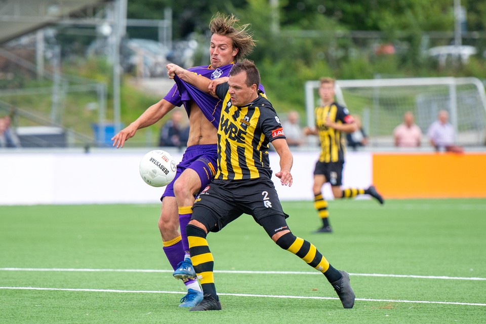 VVSB-nieuwkomer Matthieu van den Assem (links) in duel met Roderick Gielisse (Rijnsburgse Boys).