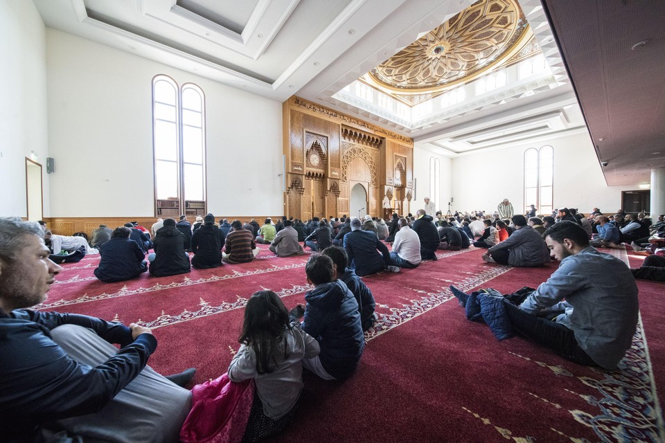 Het eerste vrijdagmiddaggebed in de nieuwe moskee.