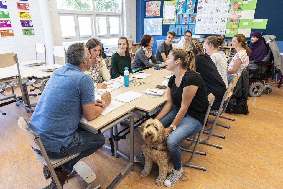 Teamoverleg op Woutertje van Leyden, over unitonderwijs Helemaal links Leon Plomp