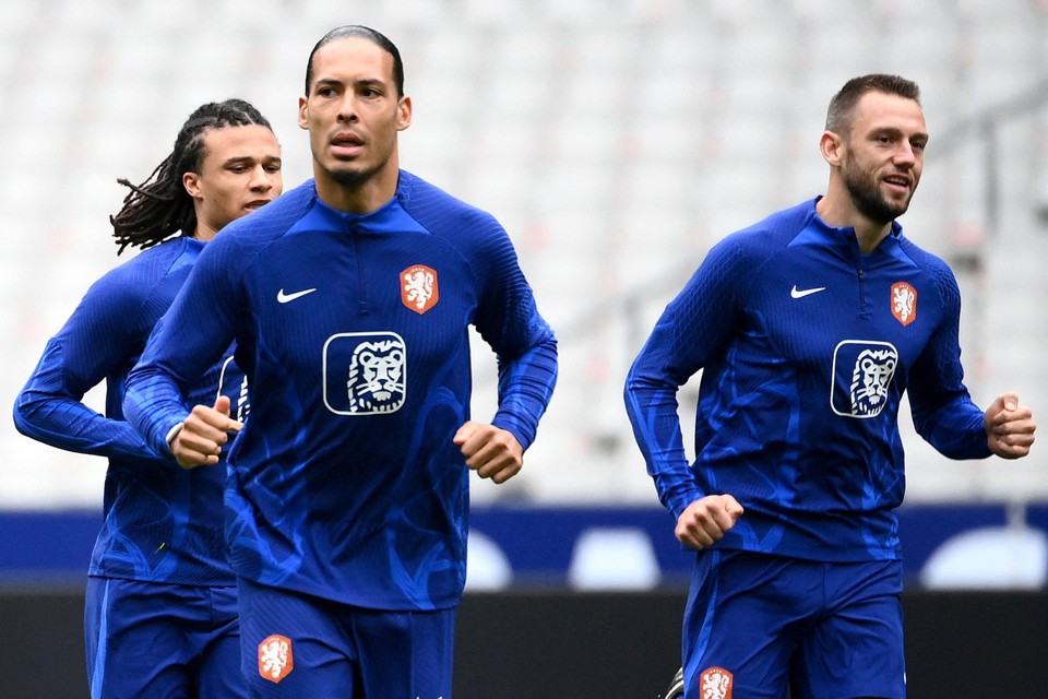Nathan Aké, Virgil Van Dijk en Stefan de Vrij tijdens de training in het Stade de France.
