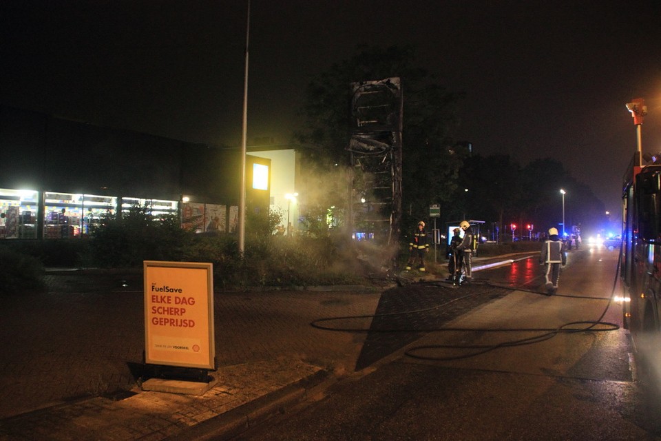Brand bij bezinestation in Alphen, weg afgesloten. Foto VOLmedia.nl