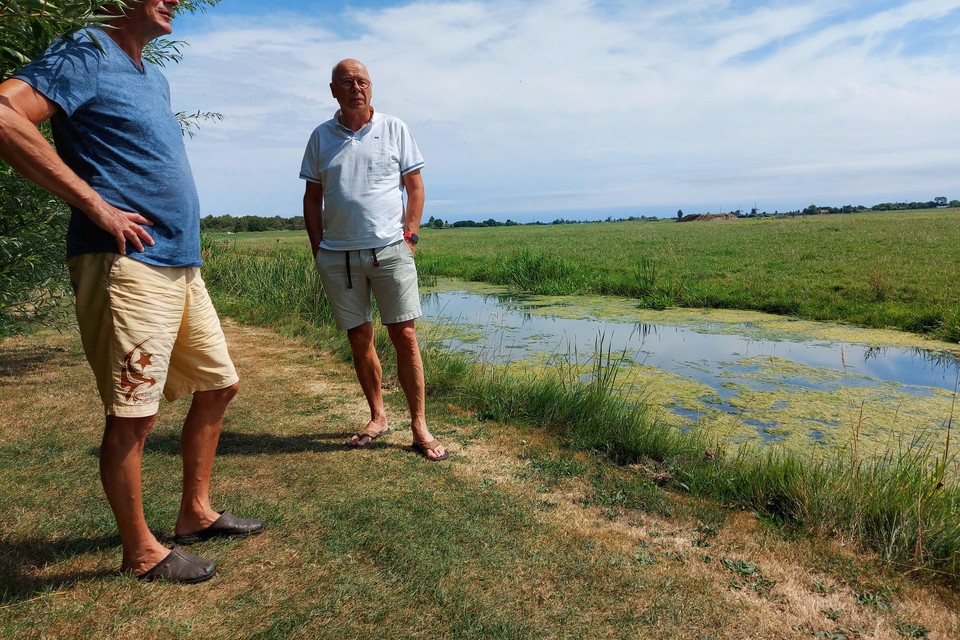 Bob Nieman en Willem Jellema, hier bij het slootje dat Spijkerboor scheidt van het boerenland, denken nog niet aan opgeven.