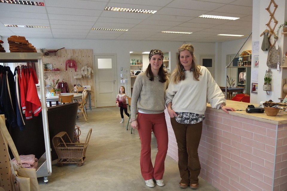 Eigenaressen en schoonzussen Lisa Mulder (rechts) en Gabrielle Kortekaas in hun winkel/café.