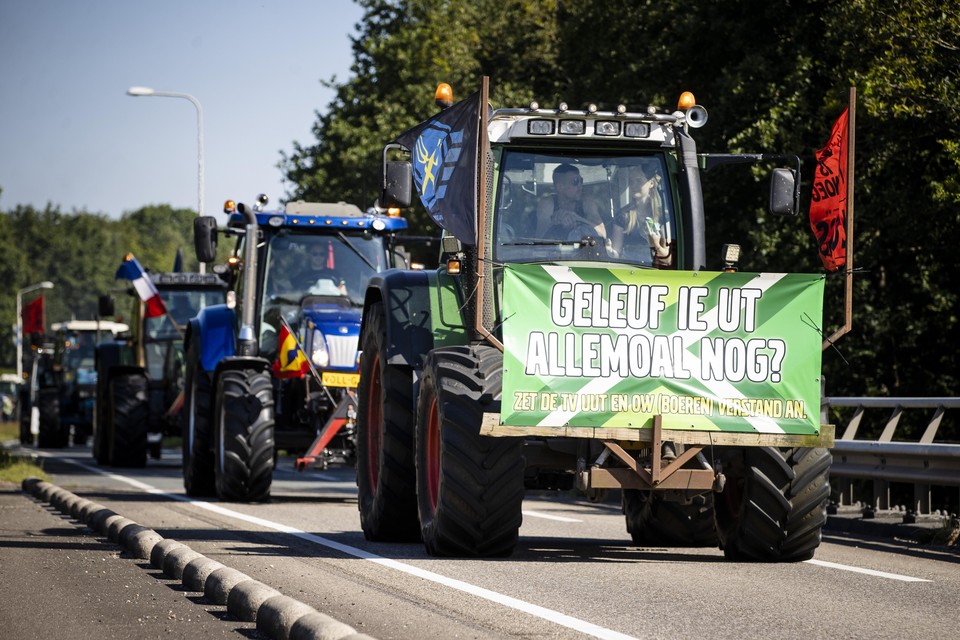 Deelnemers van een boerenprotest arriveren via snelweg A1 in Stroe.