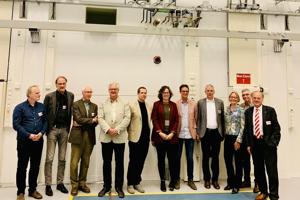 Burgemeester Lenferink (uiterst rechts) bij het team van Quantum Leiden.