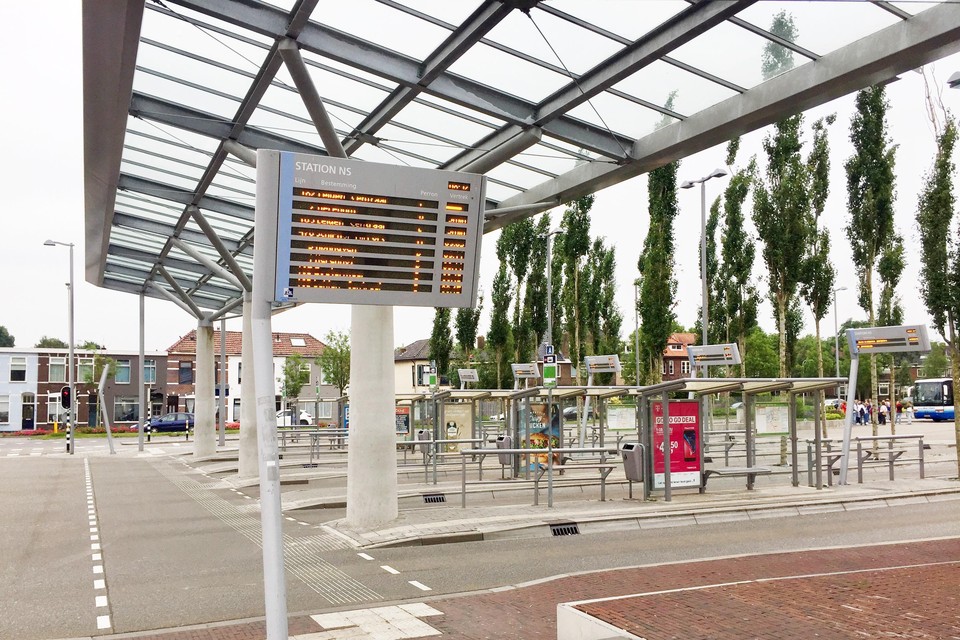 Het busstation in Alphen aan den Rijn was dinsdag leeg, maar het bord dat de bustijden aankondigt, werkte alsof er geen staking was.