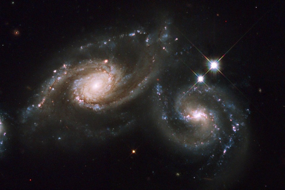De Hubble ruimtetelescoop fotografeerde in 2012 de samensmelting van twee spiraalstelsels in het sterrenbeeld Maagd. De sterren zelf botsen niet, maar het gas en het stof datzij met zich meesleuren, doen dat wel. Ook de twee zwarte gaten in het centrum van de stelsels kunnen samensmelten.