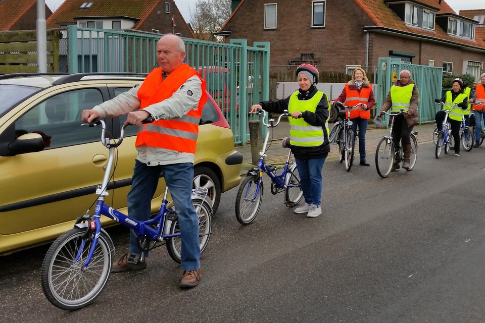 De deelnemers aan de fietscursus voor volwassenen gaan de weg op. Links vooraan Henk Huurneman, achteraan Yvonne Visser.