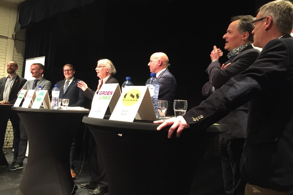 Lijsttrekkers in debat. Van links naar rechts: Erik Maassen (SP), Nanning Mol (VVD), Adriaan Andringa (D66), Ad de Graaf (PvdA), Rene Zoetemelk (CDA), Johan van Rixtel (GroenLinks) en Glenn Zeelt (ONS).
