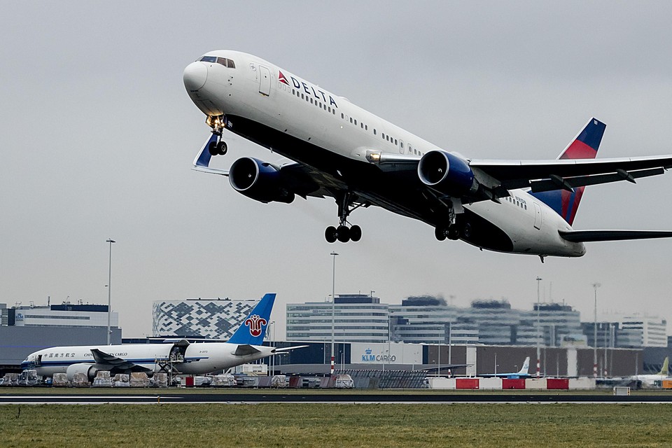 Een vliegtuig van Delta stijgt op vanaf Schiphol.