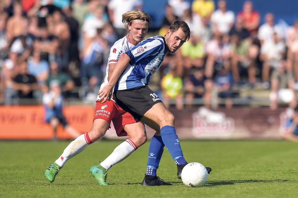 Jesper de Vré schermt de bal af tijdens zijn debuut voor Quick Boys tegen Noordwijk.