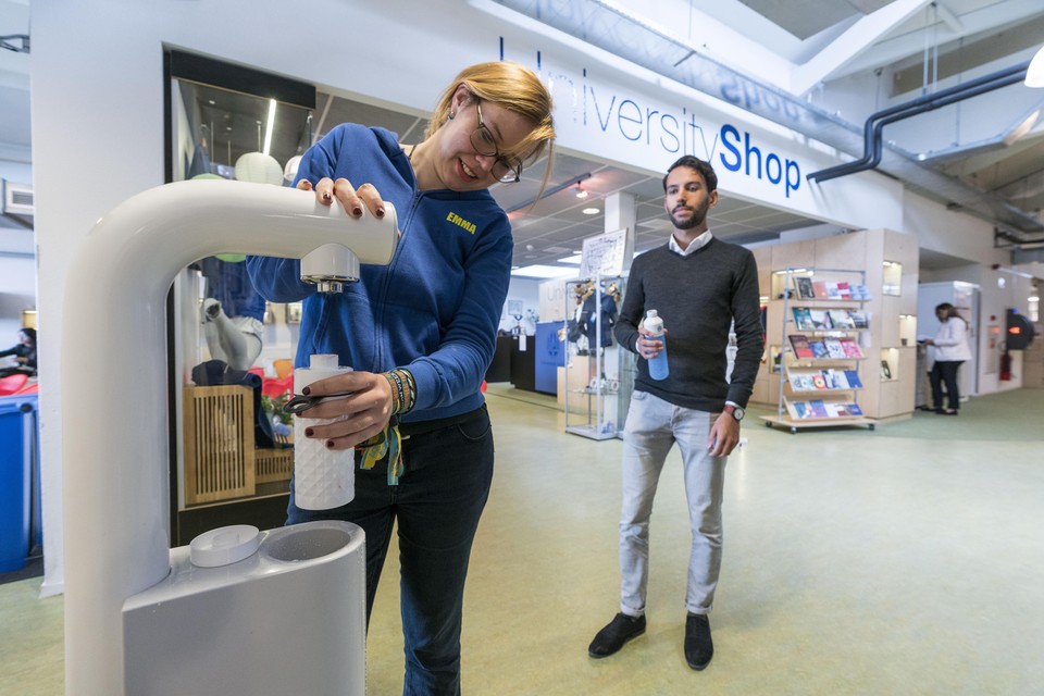 De eerste Join the Pipe-drinkwaterkraan werd afgelopen vrijdag geplaatst in studentencentrum Plexus van de Universiteit Leiden.