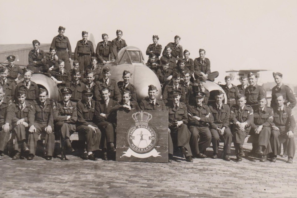 323 Squadron, waarbij Kees Aries werd ingedeeld, bij een Gloster Meteor in 1950 op vliegbasis Leeuwarden.