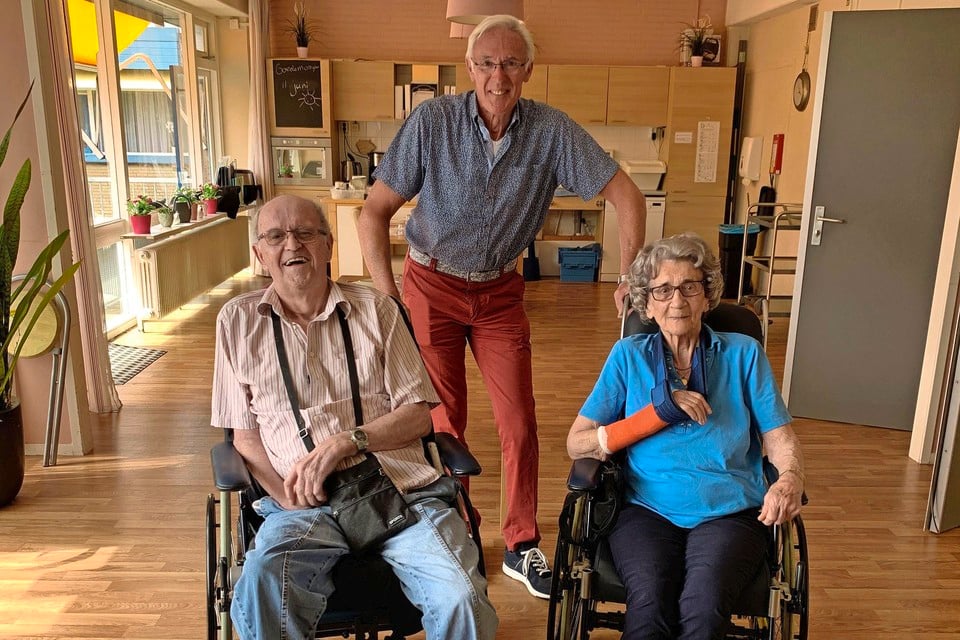 De Wassenaarse Tonie Asscheman-Radder ontmoet bij toeval voor het eerst haar halfbroers Gerard en Gabriël Radder tijdens een noodopname in verpleeghuis Sammersbrug in Rijswijk.