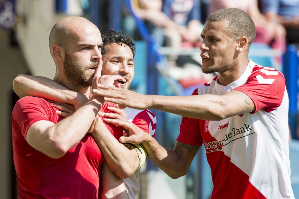Ruud Boymans (links) heeft gescoord namens FC Utrecht en legt het Vitesse-publiek het zwijgen op.