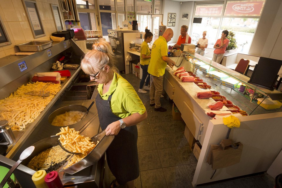 Corine Heins-Boesaard werkt al 35 jaar in de drukbezochte snackbar Van ’t Zelfde aan het Hoornesplein: ,,Er is niets mis met eens per week patat eten.’’