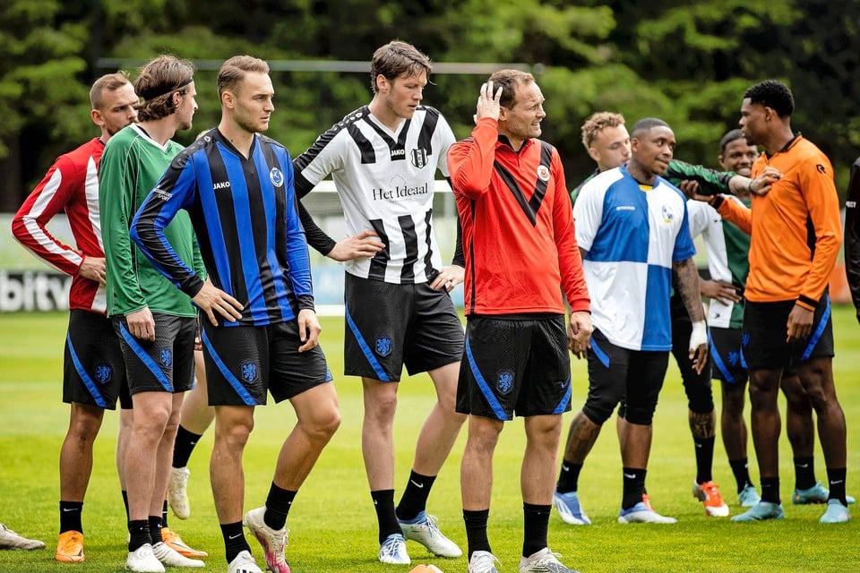 Teun Koopmeiners in het blauw-zwart van Vitesse’22. Naast hem staan Wout Weghorst (NEO) en Daley Blind (AFC).