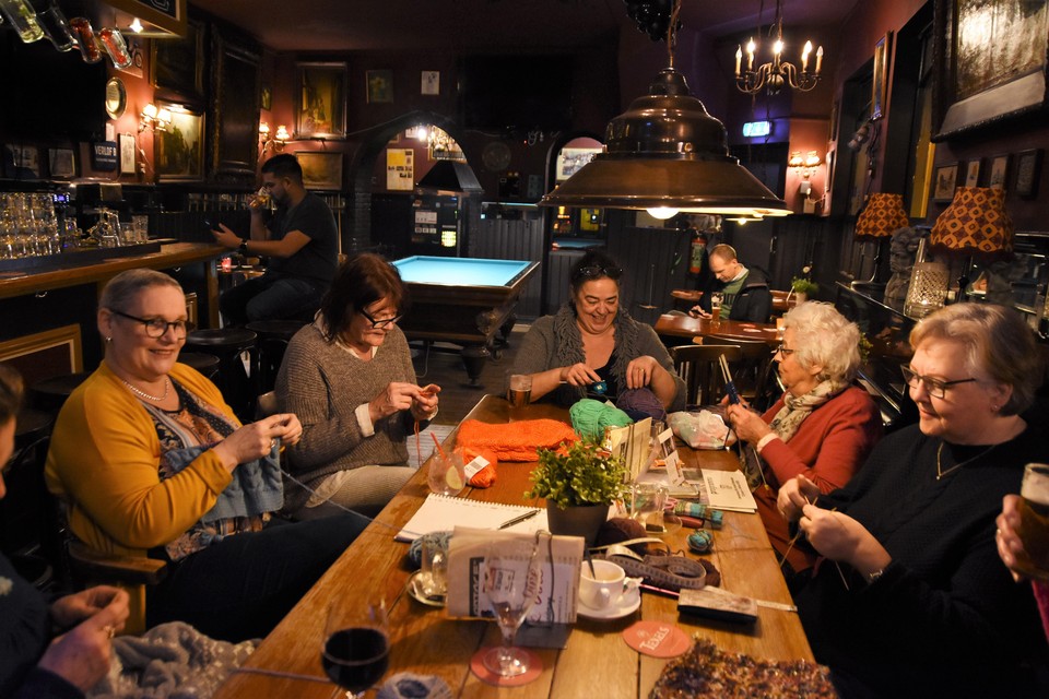 Elke twee weken komt een groep dames bij elkaar in café De Plantage om gezellig een avondje te breien of haken.