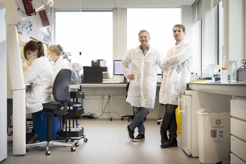 Paul Vulto en Jos Joore van Mimetas in hun laboratorium in het Biopartner 5-gebouw.