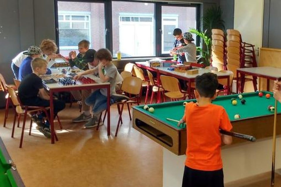 Kinderen vermaken zich bij de Stichting Vrije Jeugdrecreatie (VJR) in de Alkeburcht.